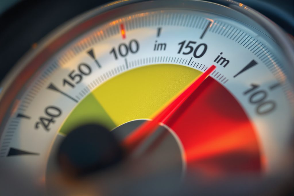 중앙의 보안 아이콘을 중심으로 메시지 버블과 경고 신호가 연결된 디지털 네트워크 시각화